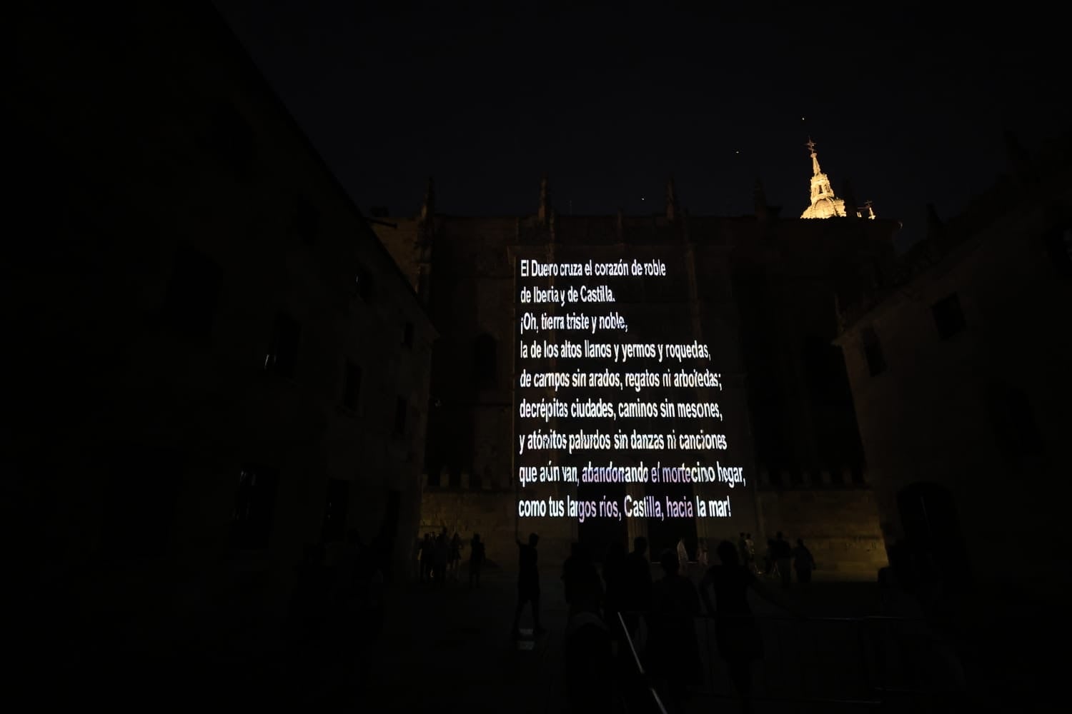 Ítaca revoluciona la Plaza Mayor en una nueva jornada del XX Fácyl en Salamanca con música, teatro, humor y espectáculos