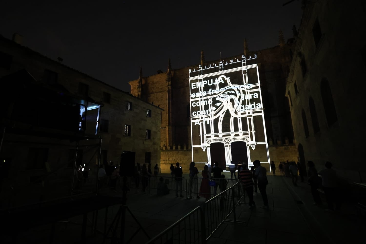 Ítaca revoluciona la Plaza Mayor en una nueva jornada del XX Fácyl en Salamanca con música, teatro, humor y espectáculos