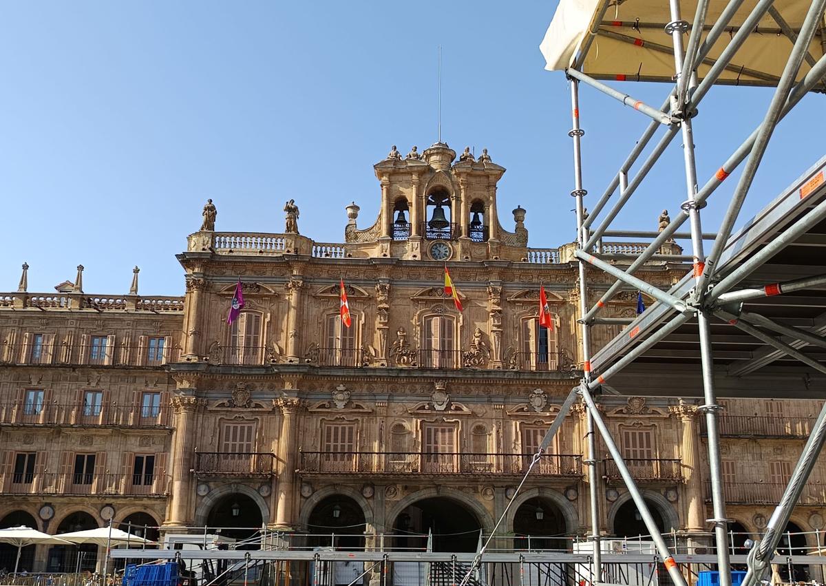 Imagem secundária 1 - Acima, Crane segurando o cenário de 'Euforia', o prefeito da praça Vista entre os tubos de andaimes e o guindaste 'Nexus'.