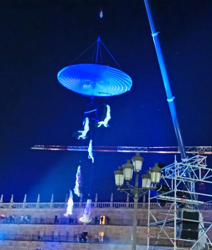 Imagem secundária 2 - Acima, Crane segurando o cenário de 'Euforia', o prefeito da praça Vista entre os tubos de andaimes e o guindaste 'Nexus'.