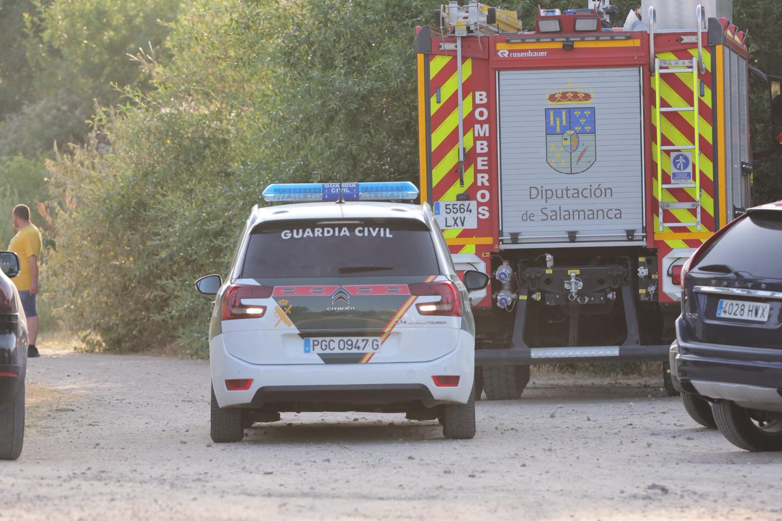 Helicóptero y buzos buscan al joven al que se ha 'tragado' el río Tormes