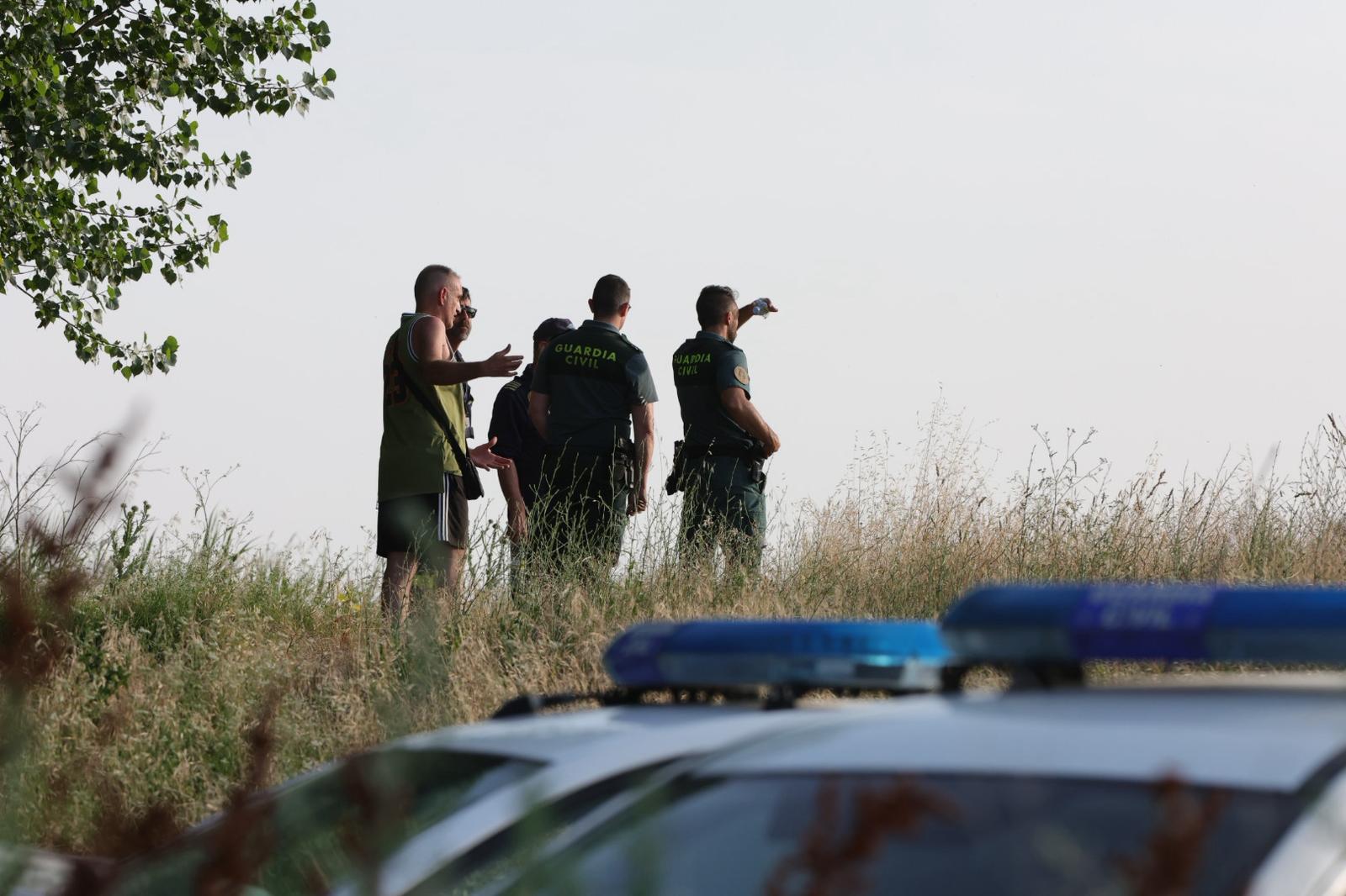 Helicóptero y buzos buscan al joven al que se ha 'tragado' el río Tormes