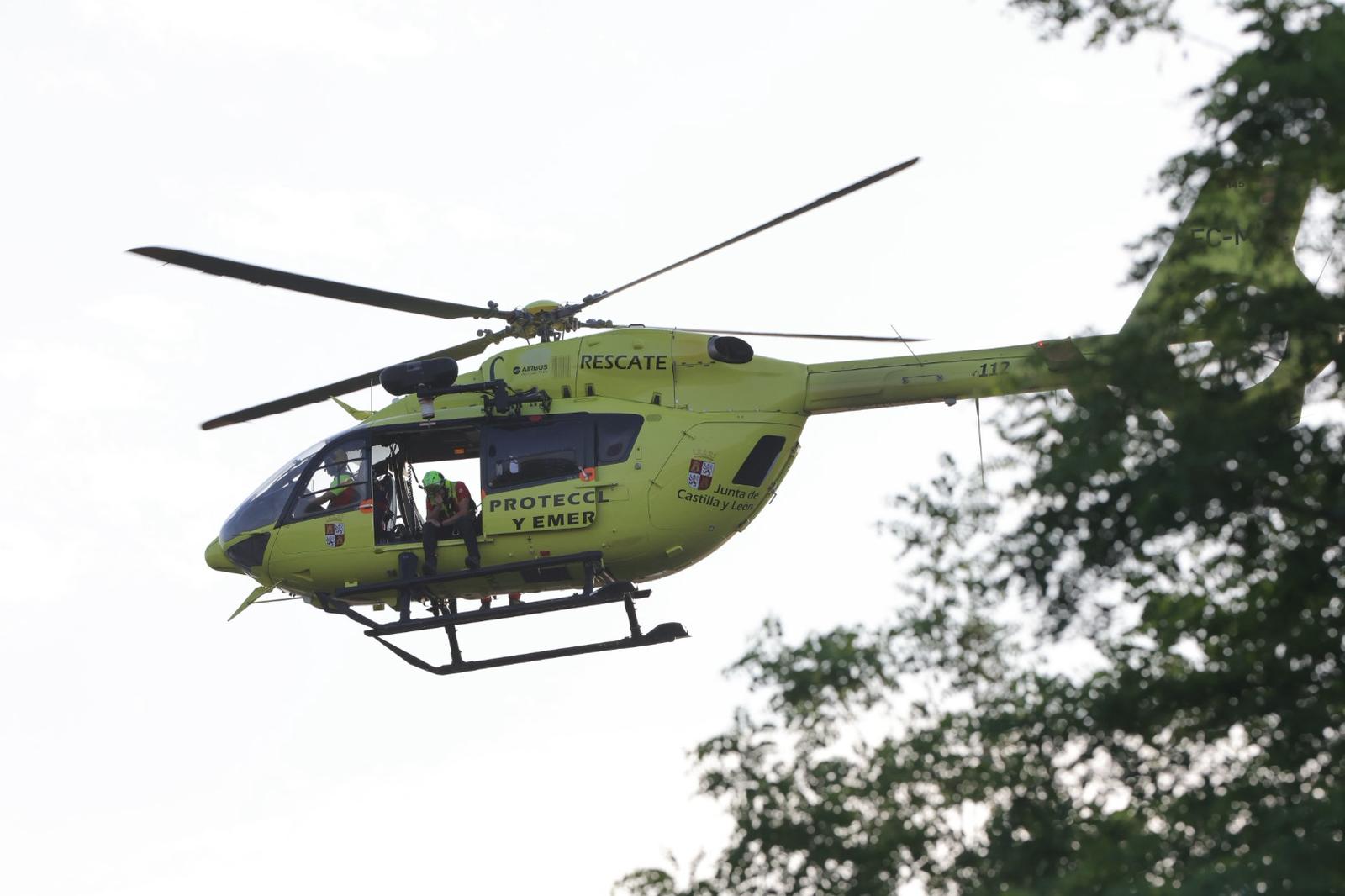 Helicóptero y buzos buscan al joven al que se ha 'tragado' el río Tormes