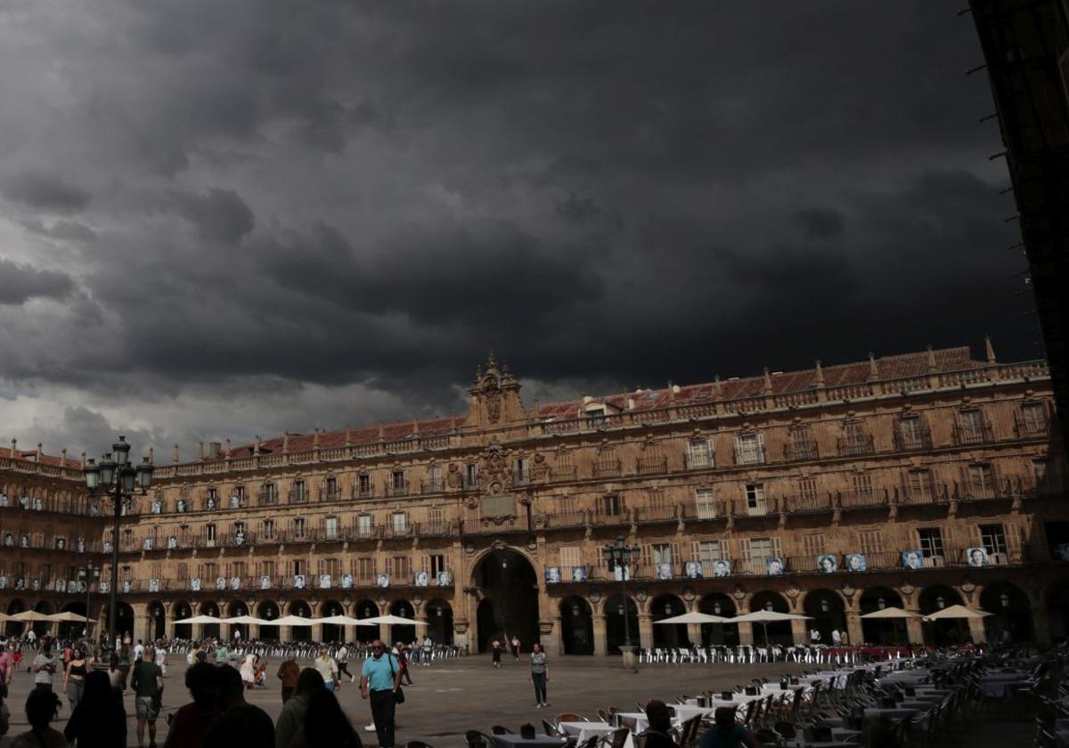 Nubes de tormenta sobre la Plaza Mayor de Salamanca en una imagen de archivo.