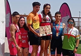 Pablo Herrero, en el centro, en el podio del Regional.
