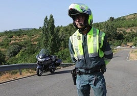 Una de las motos de incógnito de la Guardia Civil, saliendo para un dispositivo.