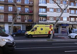 Ambulancia por las calles de Salamanca en una imagen de archivo