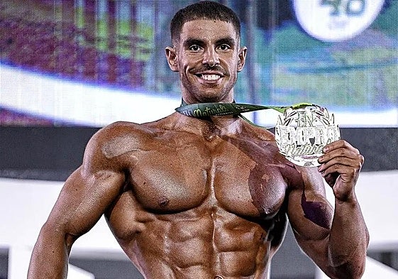 Rober Fernández muestra la medalla conseguida en el EMPRO Naturals.