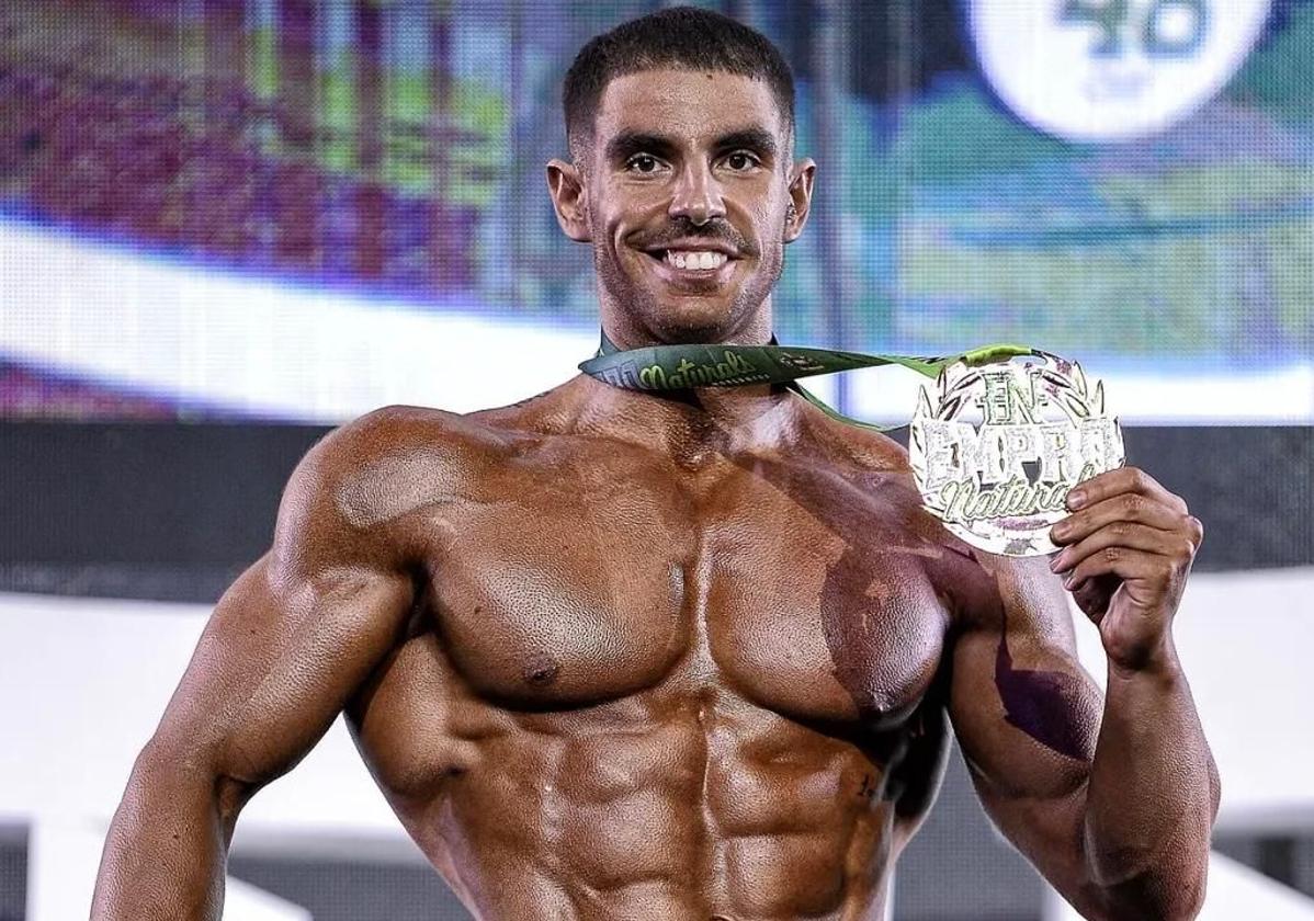 Rober Fernández muestra la medalla conseguida en el EMPRO Naturals.