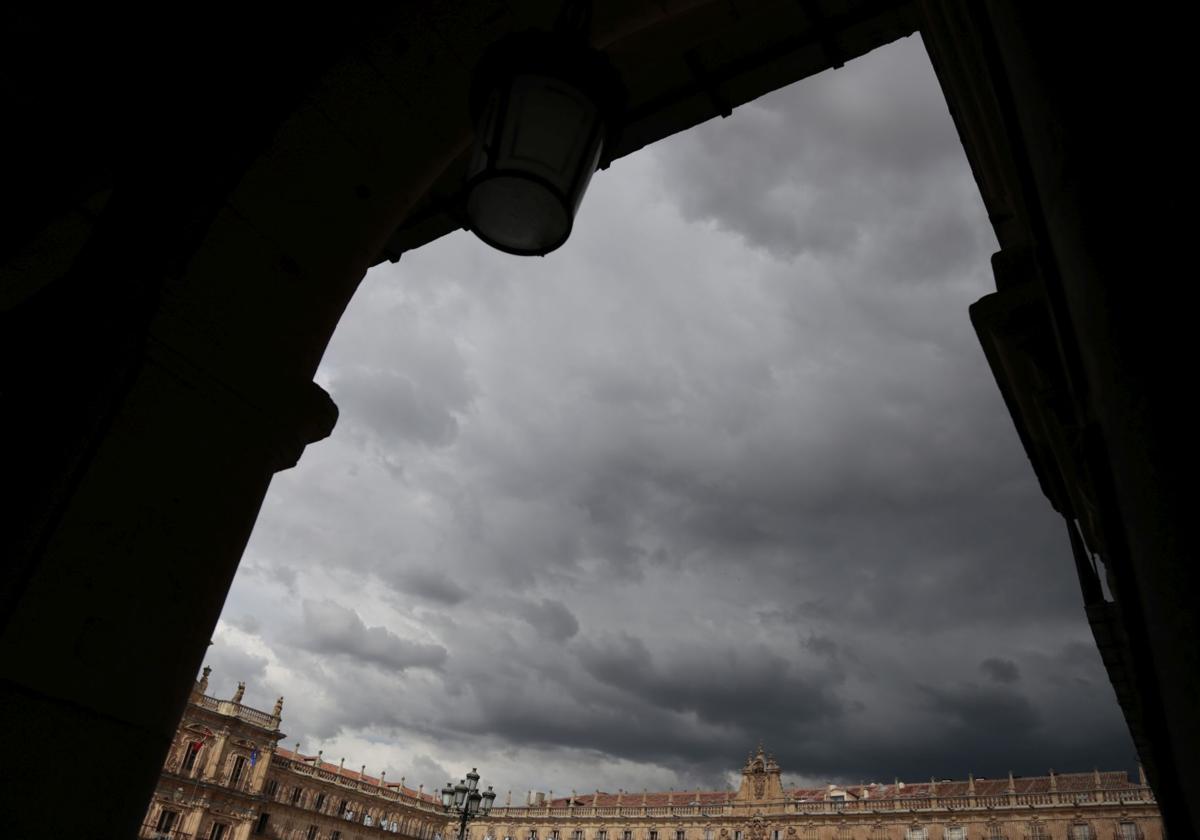 Día de tormenta desde la Plaza Mayor de Salamanca en una imagen de archivo.