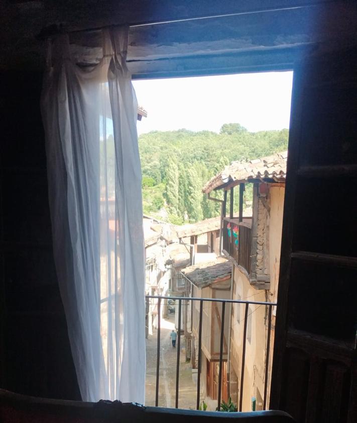 Imagem secundária 2 - fachada que deve ser fixa, interior e vista a partir de uma varanda.