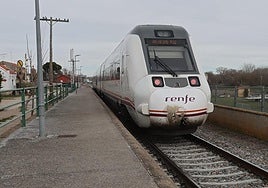Un tren media distancia en la estación de Aldealengua.