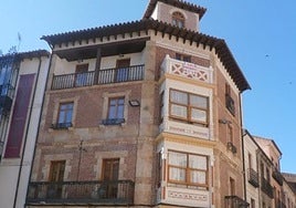El edificio con el torreón más peculiar de Salamanca que se 'moderniza' con dos cajeros automáticos