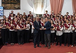 El Coro Universitario y el Coro de Cámara reciben la Medalla de la Universidad de Salamanca