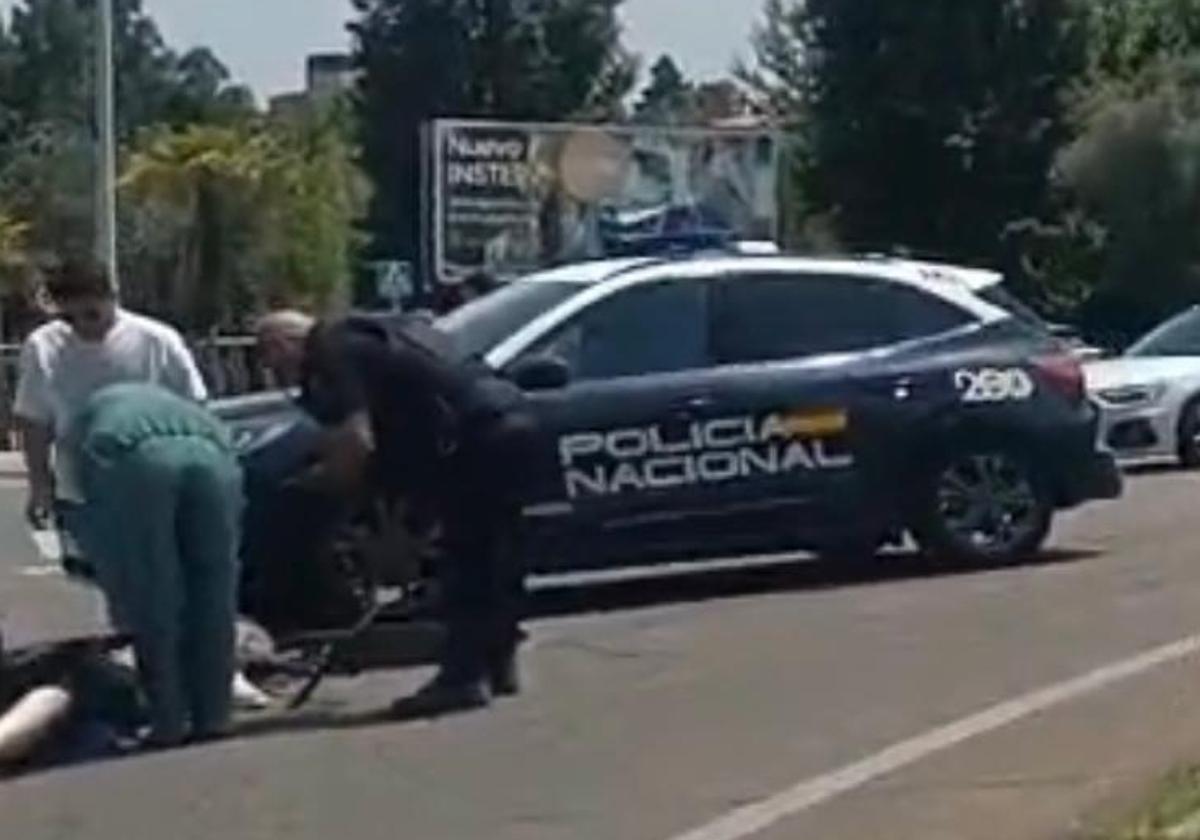 La mujer herida es atendida por algunos peatones y la Policía Nacional