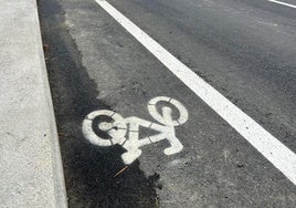 El peligroso carril bici de estreno en Salamanca que es una invitación a jugársela entre coches y quitamiedos