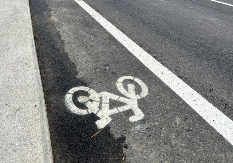 El peligroso carril bici de estreno en Salamanca que es una invitación a jugársela entre coches y quitamiedos