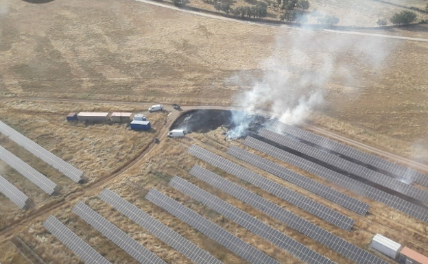 Incendio en Vitigudino de esta tarde junto a unas placas solares.