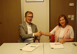 Firma del acuerdo entre CEOE CEPYME Salamanca y el Ayuntamiento de Peñaranda.