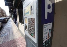 Un parquímetro de la zona azul de Salamanca.