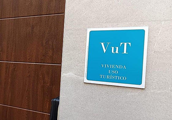Vivienda de uso turístico con su placa en Salamanca.