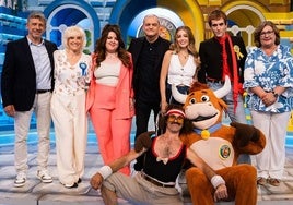 El equipo del Grand Prix junto a los padrinos del primer programa.