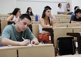 Normalidad en el inicio de los exámenes de la convocatoria extraordinaria de la PAU en Salamanca