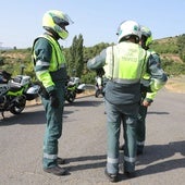 Agentes de la Agrupación de Tráfico de la Guardia Civil en un control en la provincia.