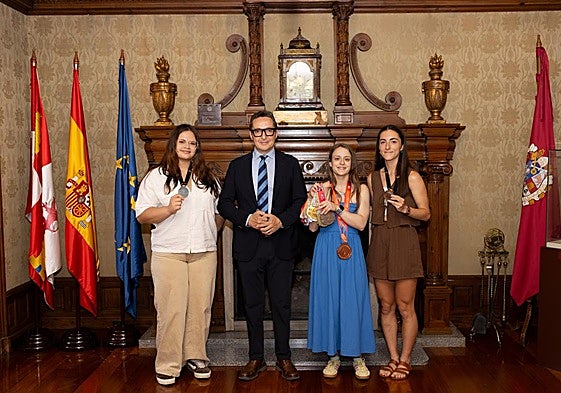 El rector, con las medallistas de la Universidad de Salamanca.