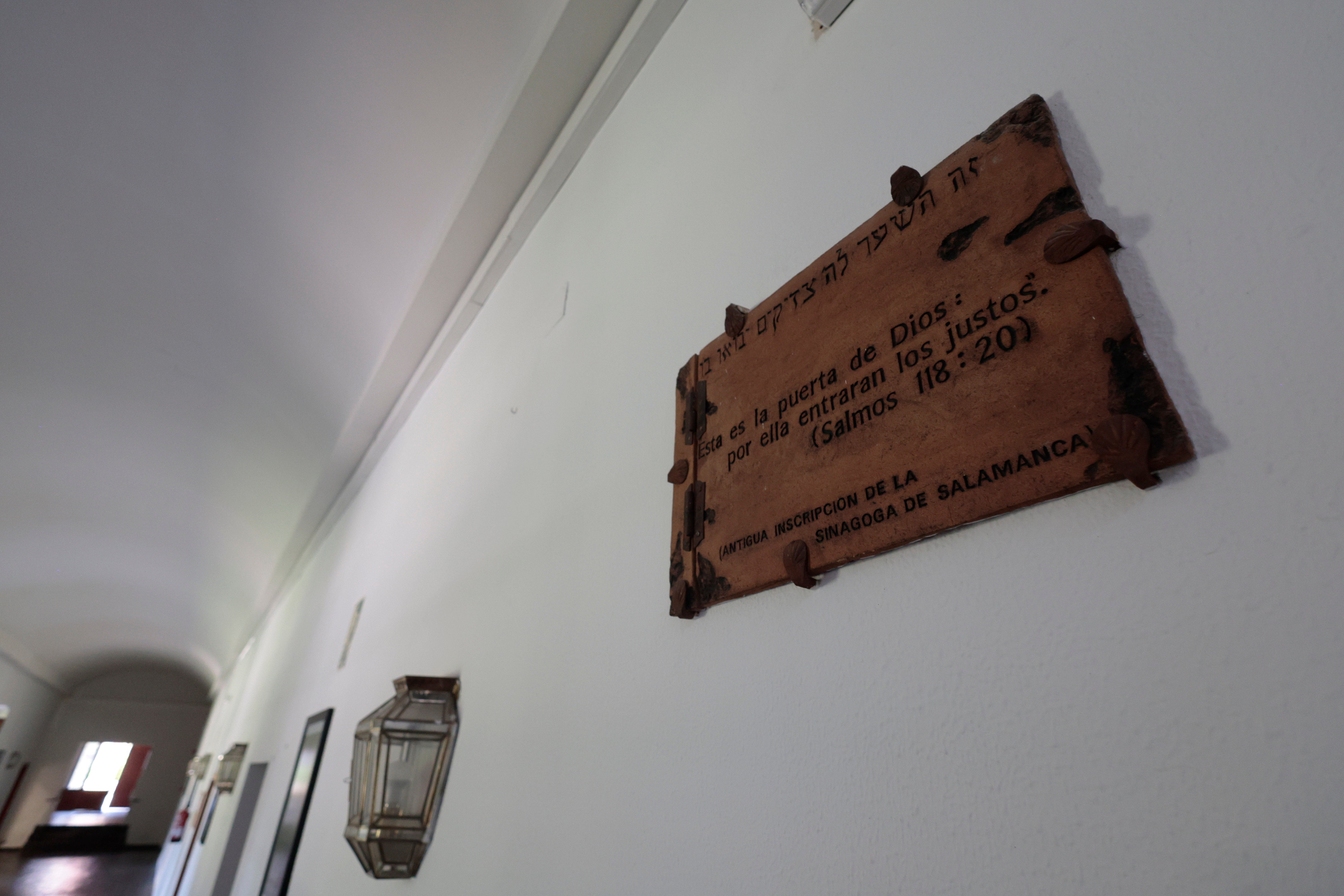 Placa de la antigua inscripción de la sinagoga de Salamanca