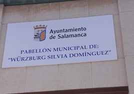 Cartel que luce a la entrada del pabellón ya con el nombre de Würzburg Silvia Domínguez.
