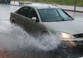 Un coche circula durante una fuerte tormenta en una imagen de archivo.