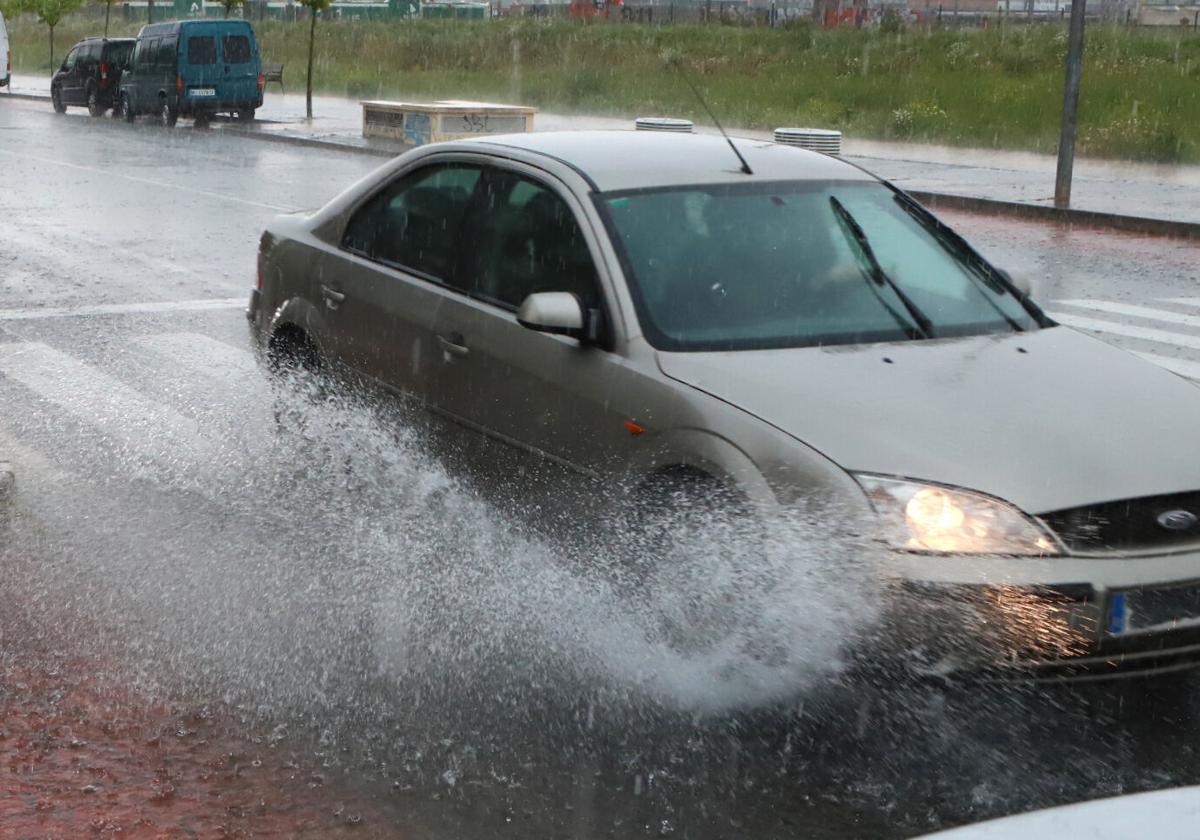 Un coche circula durante una fuerte tormenta en una imagen de archivo.
