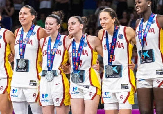 Iyana Martín, en el centro, con la plata colgada del cuello tras la final del Eurobasket.