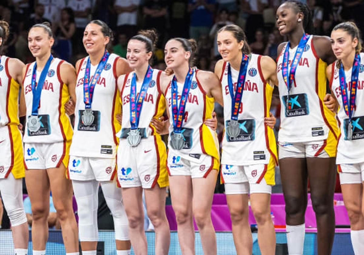 Iyana Martín, en el centro, con la plata colgada del cuello tras la final del Eurobasket.