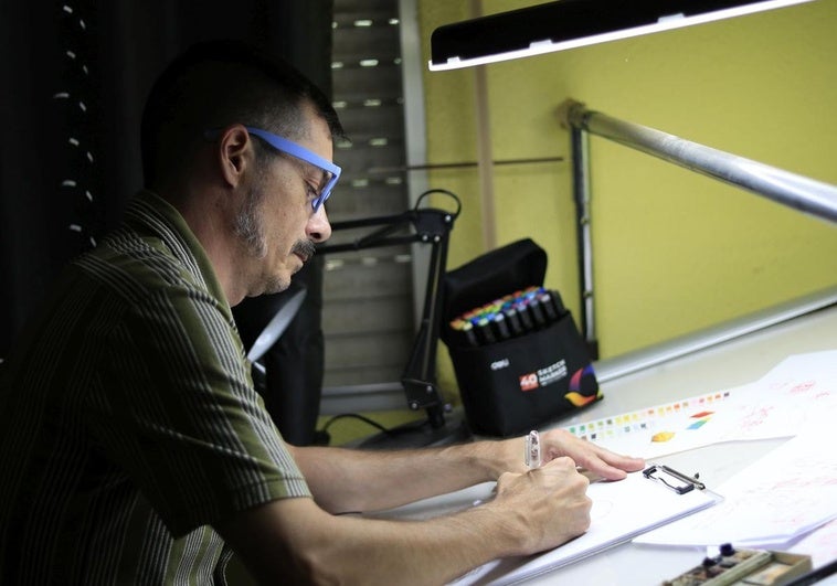 El dibujante David Diez dibujando en su mesa de trabajo.