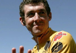 Roberto Heras, con los cuatro dedos de una mano indicando las cuatro Vuelta a España ganadas.