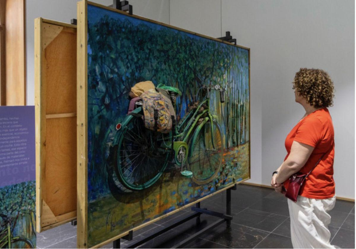 Una visitante contempla una de las obras de la exposición.