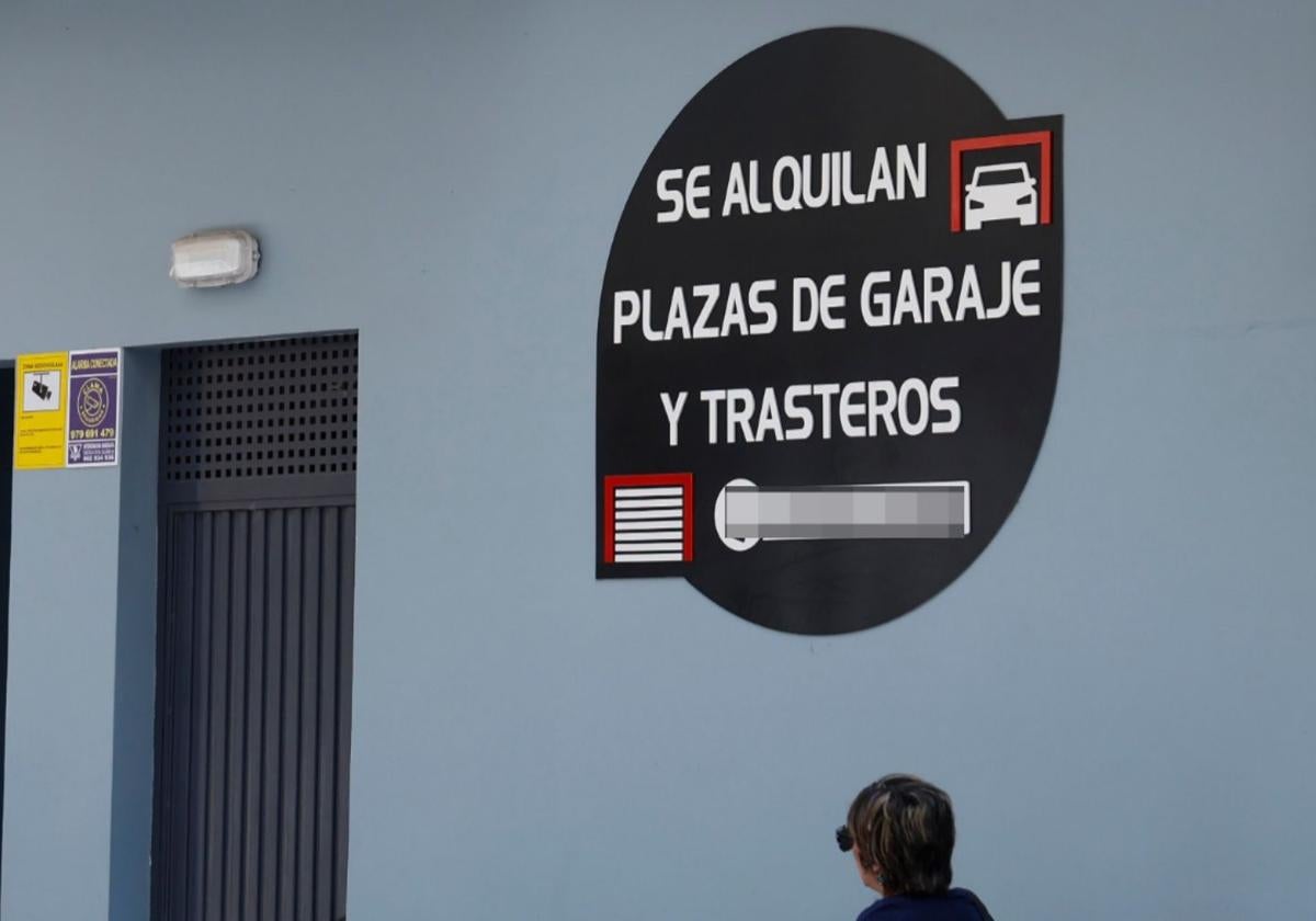 Un anuncio de alquiler de garajes en una imagen de archivo