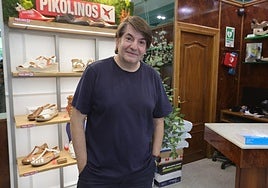 Javier Martín, tercera generación de la zapatería Club Verde.