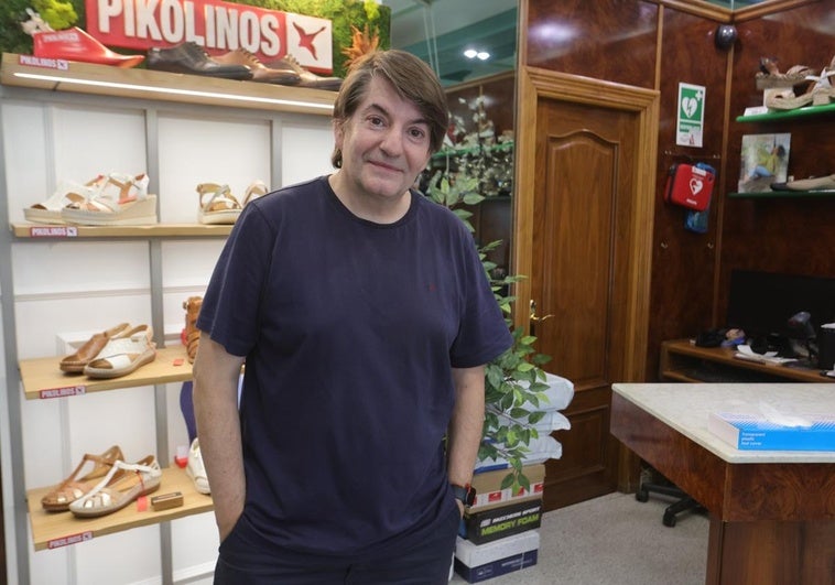 Javier Martín, tercera generación de la zapatería Club Verde.