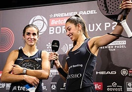 Bea Caldera y Carmen Goenaga celebran la victoria en las semifinales.