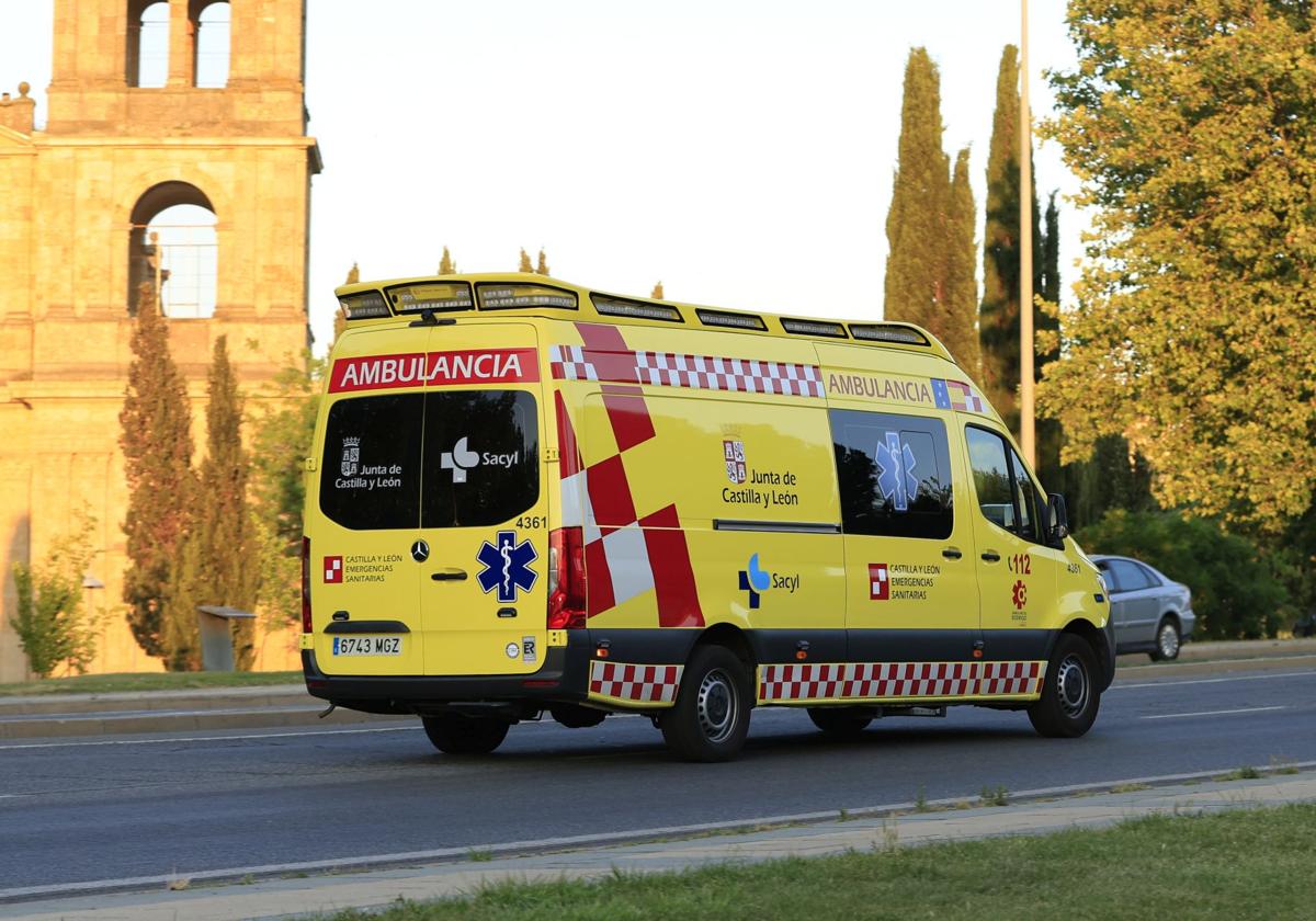 Imagen de archivo de una ambulancia en Salamanca.