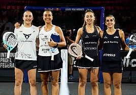 Carmen Goenaga, segunda por la derecha junto a Caldera, y la pareja rival de la final Ustero-Araujo.