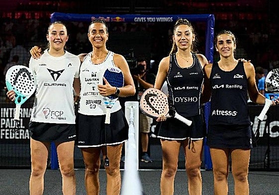 Carmen Goenaga, segunda por la derecha junto a Caldera, y la pareja rival de la final Ustero-Araujo.