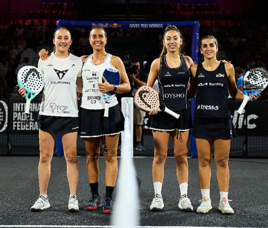 Carmen Goenaga, segunda por la derecha junto a Caldera, y la pareja rival de la final Ustero-Araujo.