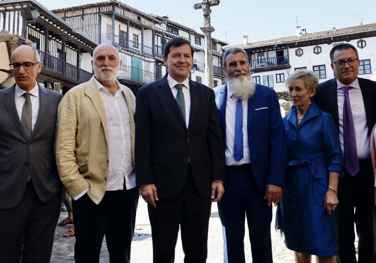 Mañueco, en el centro, en el acto conmemorativo del vigésimo aniversario de la internacionalización de la empresa Embutidos Fermín, que comenzó en 2005 a exportar ibéricos a Estados Unidos.