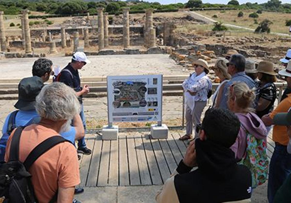 Visitantes en el Conjunto Arqueológico Romano de Baelo Claudia y la cartelería informativa recientemente renovada.