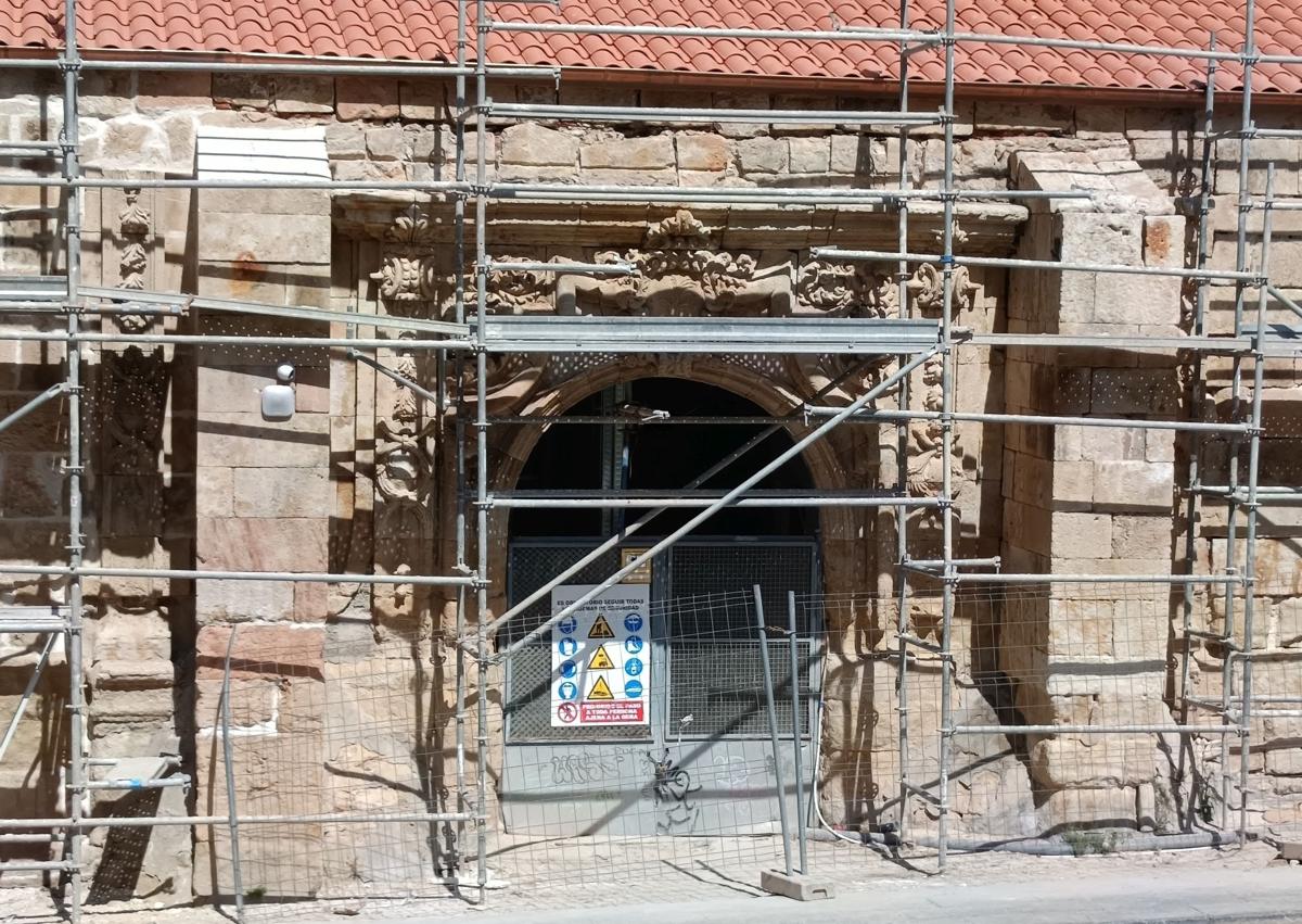 Figure secondaire 1 - Les restes de ciment dans la façade ont été retirés, la couverture baroque réhabilité et une caméra est installée.