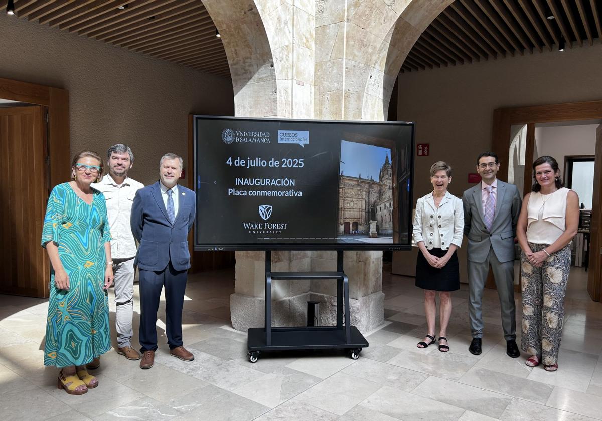 Momento de la inauguración de la placa conmemorativa en el Colegio de San Bartolomé.
